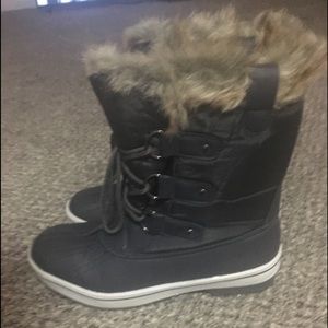 Warm, new snow boots. Only worn out once, because not right size for me.